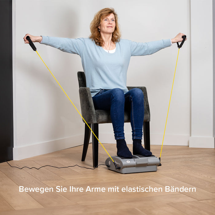 Frau trainiert im Sitzen mit dem DR-HO'S MotionCiser Fit und den enthaltenen Widerstandsbändern