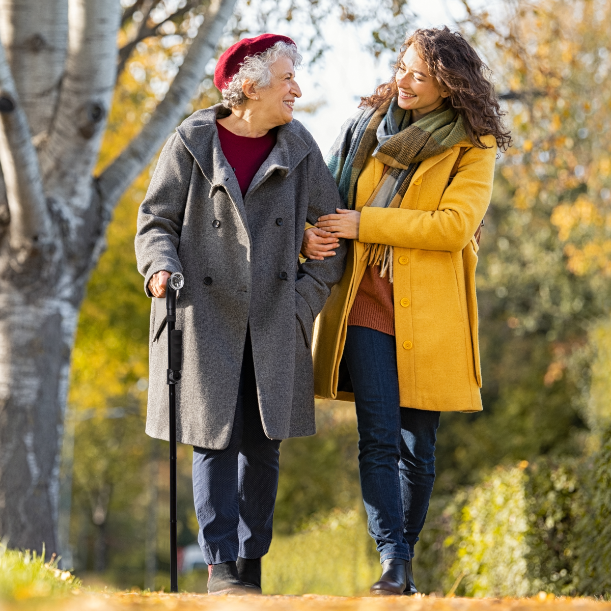 Seniorin verwendet den DR-HO'S Get Up & Go Gehstock bei einem Spaziergang im Park